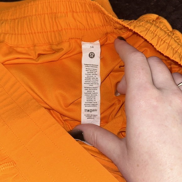 NWOT Lululemon Hotty Hot Shorts - Picture 5 of 6